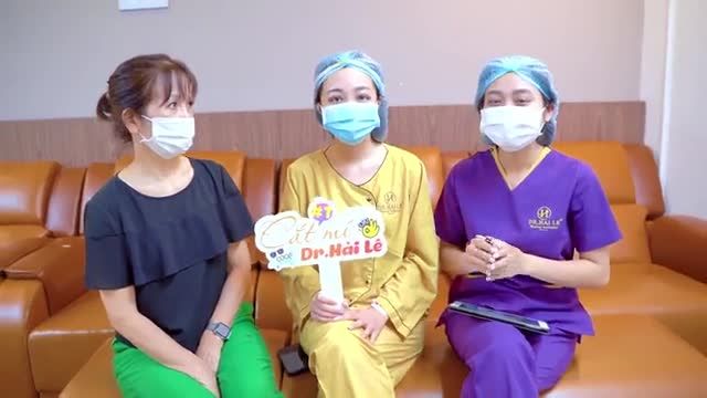 Mẹ đưa con gái từ nước ngoài về Việt Nam chỉnh hình thẩm mỹ mắt, khắc phục nếp mí một bên cường cơ, bên nhược cơ. Liệu kết quả có được như mong đợi, đón chờ cùng Dr.Hải Lê nha!
