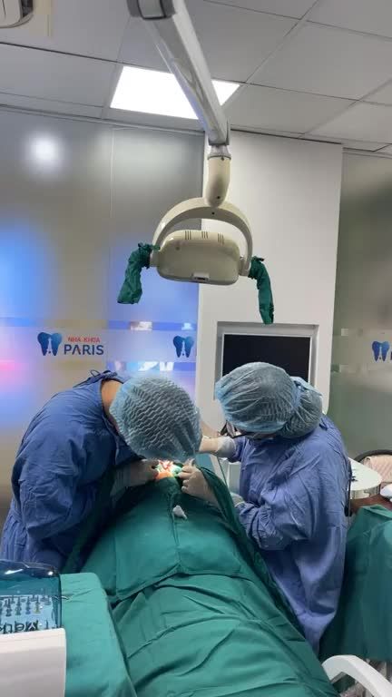 Cắm trụ tại nha khoa Paris 12 Thái Thịnh Ekip thực hiện: