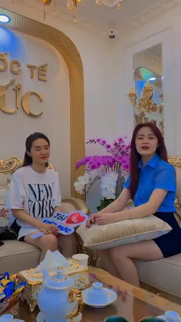 Khách hàng xinh đẹp mỹ miều vừa tháo mắc cài