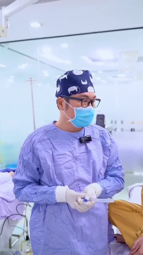 Bác sĩ Hải Lê phân tích tình trạng cằm của vị khách hàng trước phẫu thuật Cả nhà cùng đón xem