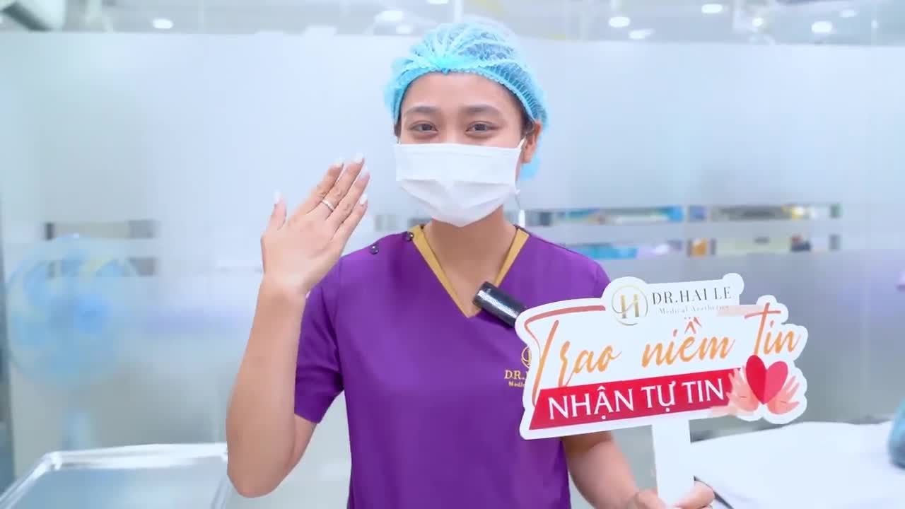 Bác sĩ Hải Lê đang làm gì chăm chú quá vậy cả nhà ơi? Bật mí là "Cô bé" đấy cả nhà ạ