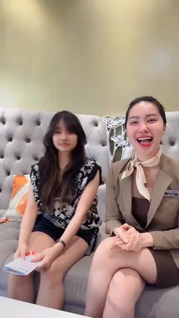 Bạn khách được mẹ dẫn đi nâng mũi, món quà tuổi 18. Sau 1 tháng thực hiện thẩm mỹ tại bác sĩ Khải, em quay lại tái khám đều đặn và dáng mũi đẹp lên qua mỗi ngày.