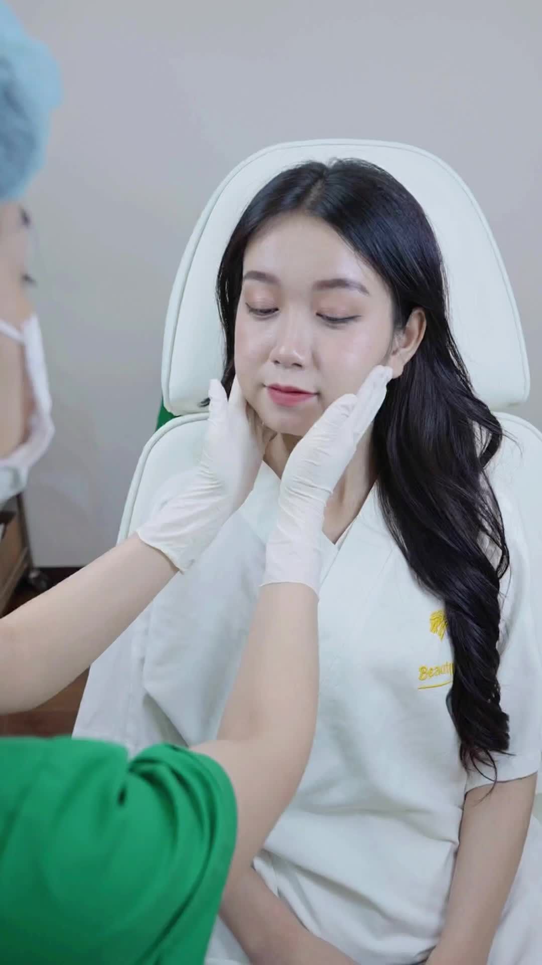 Khách hàng Tường Vy đặt lịch qua tư vấn và làm dịch vụ thon gọn hàm VLINE PERFECT