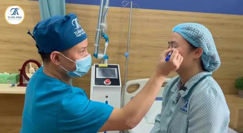TRONG PHÒNG TƯ VẤN  BS: Em có người yêu chưa? KH: Chưa ạ BS: Chưa á? BS: Thế làm xong là có người yêu đấy…  Vì đẹp quá chứ sao!