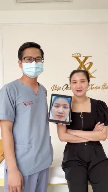Bác sĩ Đức thăm khám, hỏi thăm khách hàng ngay sau khi rút chỉ combo nâng cung mày + cắt mí dưới