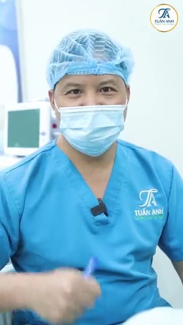 Bác sĩ trực tiếp thăm khám và đưa ra phác đồ điều trị cho khách hàng đến từ Phú Thọ