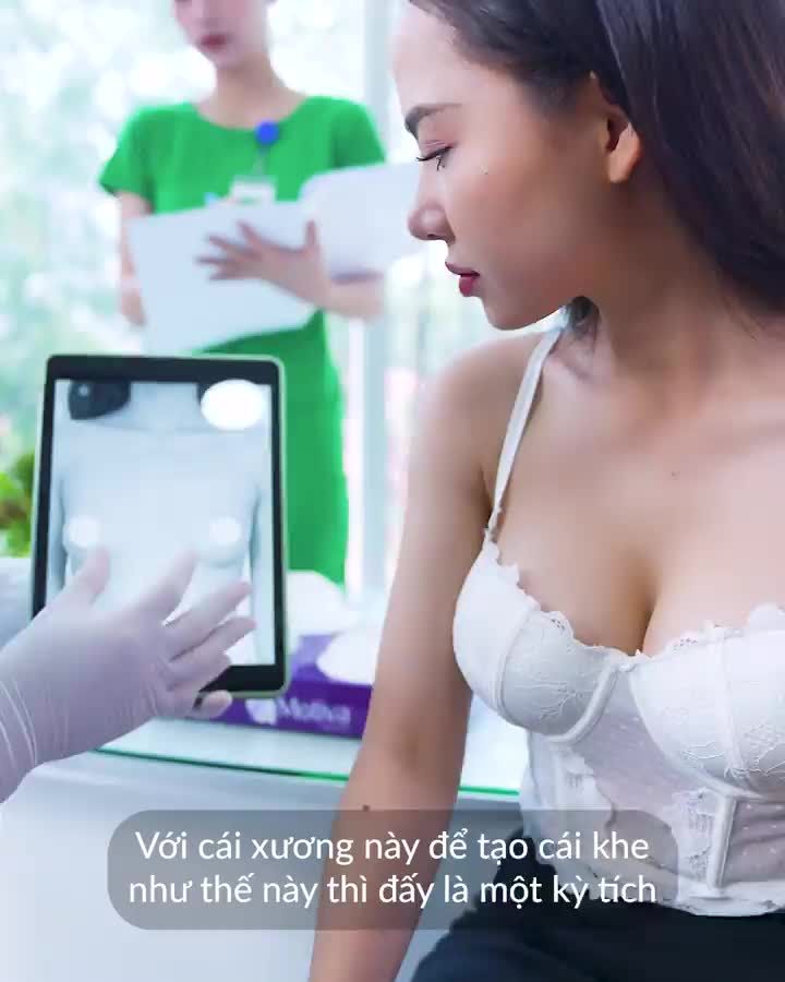 Ca sĩ Ngô Lan Hương tái khám sau 3 tháng nâng ngực tại Thu Cúc