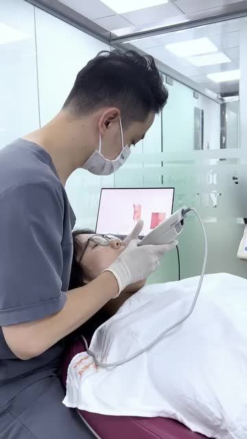 Cận cảnh quá trình quét 3D trong miệng để lên kế hoạch và mô phỏng kết quả điều trị cho khách hàng Thùy Dương tại Nha Khoa Quốc Tế Việt Mỹ!!!