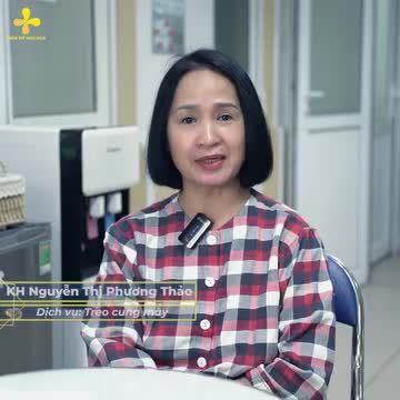 Đôi mắt là chi tiết “tố cáo” rõ ràng nhất tuổi tác của người phụ nữ. Từ tuổi 35 trở đi, đôi mắt bắt đầu xuất hiện dấu hiệu lão hóa: Da chùng xệ gây mí sụp, nếp nhăn vùng đuôi mắt.