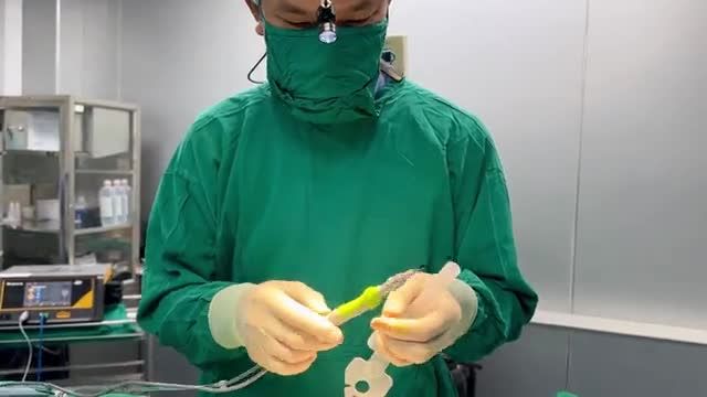 Bác sĩ Điền dùng dao Plasma trong quá trình phẫu thuật.