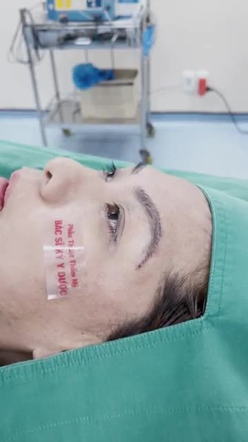Bước vào độ tuổi lão hóa, vùng da mắt của bạn sẽ bị nhăn nheo, chảy xệ khiến đôi mắt buồn và lộ rõ vẻ mệt mỏi, thiếu sức sống.