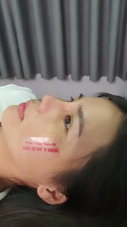 Em đẹp tựa nụ cười của Thiên thần. Sở hữu ngay đầu mũi thon gọn, dáng mũi đẹp tự nhiên.