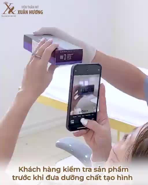 Trước khi đưa dưỡng chất tạo hình, bác sĩ sẽ hướng dẫn khách hàng cách kiểm tra thông tin, xuất xứ sản phẩm để khách hàng tự mình kiểm chứng và an tâm khi làm đẹp.