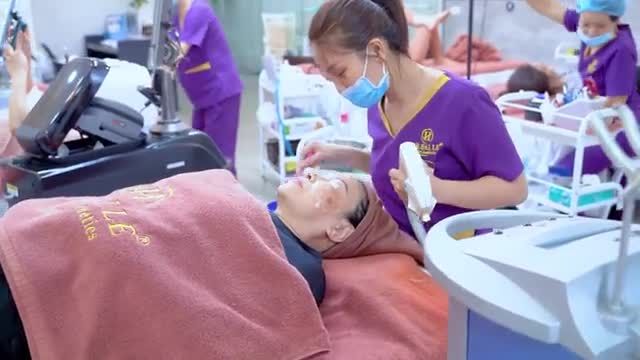 Điều trị tàn nhang Dr.Hải Lê 1 lần thực hiện đánh bay sạch tàn nhangông nghệ ánh sáng Elos