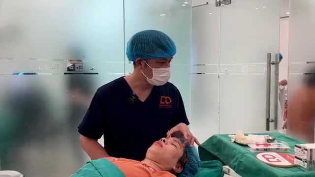 Bác sĩ thực hiện tiêm làm đầy khu vực gò má, khu vực dưới vùng mắt cho chị khách hàng.