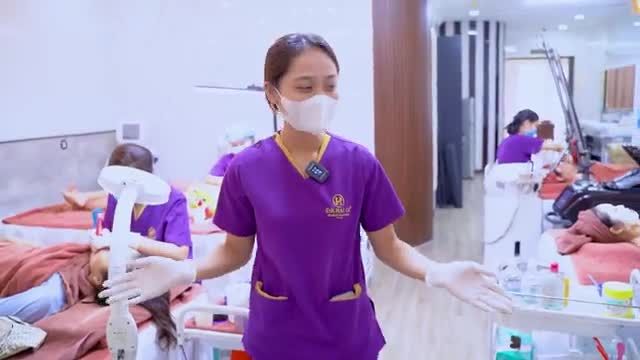 Không khí ngay lúc này tại phòng công nghệ cao Dr.Hải Lê Cả nhà tranh thủ đến làm đẹp đông vui quá ạ