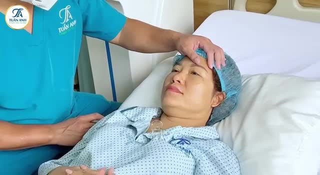 Bác sĩ Tuấn Anh thăm khám chỉnh cơ nâng mi + sửa nếp mí