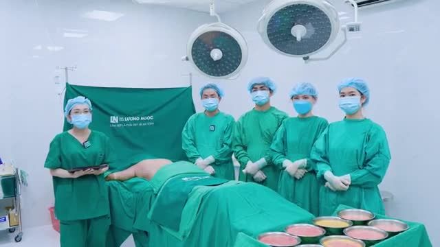 Hoàn thành ca thực hiện hút mỡ tạo dáng nhiều vùng: cánh tay, lưng, nách, đùi, một phần eo hông cho trường hợp khách hàng hôm nay, giờ là lúc xem trực tiếp video kết quả ngay bên dưới.
