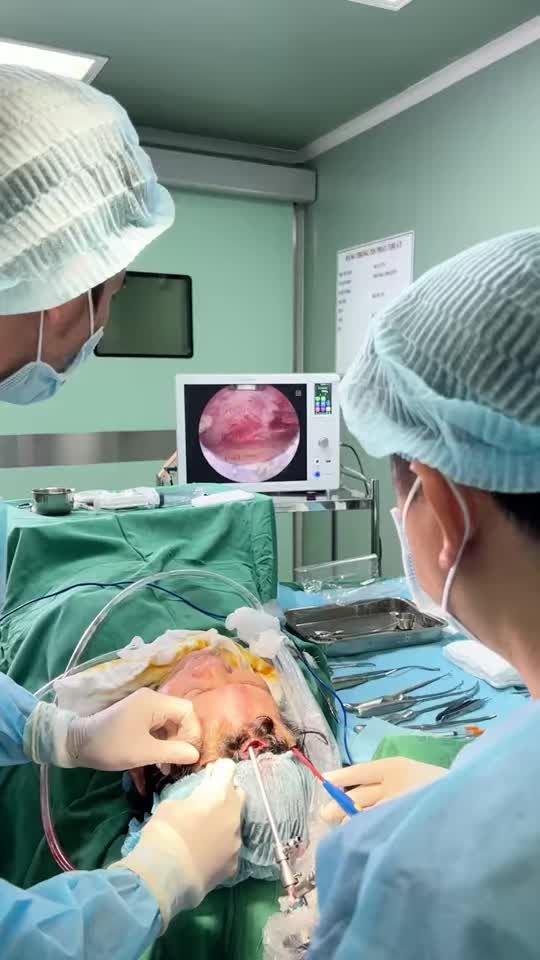 Cận cảnh Bác sĩ Tú Dung TREO CHÂN MÀY NỘI SOI 4X biến quý cô U60 TRẺ HÓA VỀ THẬP NIÊN 90