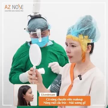 Nàng makeup artist cùng người nhà xem dáng mũi trước khi đóng vết khâu.