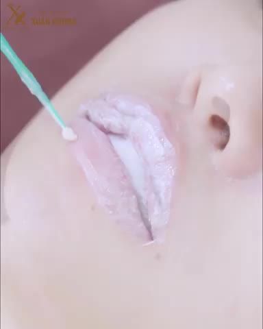 Dừng lại vài giây để biết quy trình tạo ra 1 đôi môi xinh đẹp qua video dưới đây nhé.