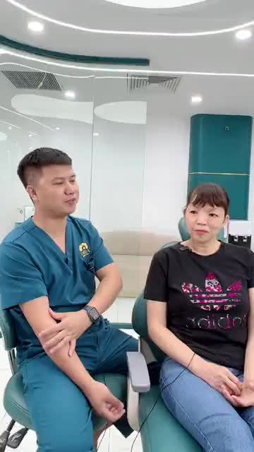 Khách hàng tái khám sau 4 năm thẩm mỹ răng sứ tại Delia