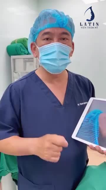 Một chiếc mũi khá đặc biệt, đầu mũi ngắn, sóng mũi thấp và gãy ngay phần giữa trán và mũi, hốc mũi hình tam giác ngược.