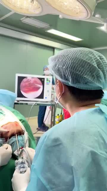 CẬN CẢNH Bác sĩ Tú Dung biến NGOẠI U70 HỒI XUÂN 20 TUỔI với Treo Chân Mày Nội Soi 4X