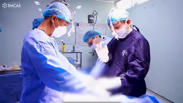 Khách hàng đã đặt túi ngực 10 năm, sau một t ai nạn va đập, chị chụp phim và được chẩn đoán “vỡ túi trong bao”. Nhưng thực tế tại phòng phẫu thuật trái ngược hoàn toàn.