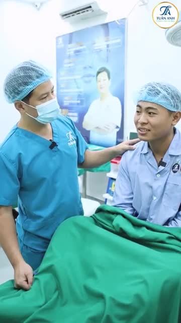 Bác sĩ Tuấn Anh thăm khám cho vị khách hàng bị nhược cơ nâng mi từ bé