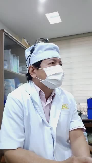 Khách hàng đến gặp bác sĩ Long tư vấn nâng vòng 1 và nhờ bác sĩ giải đáp một số câu hỏi liên quan.