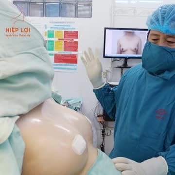 BÁC SĨ NÂNG NGỰC THEO ĐƯỜNG NÀO?