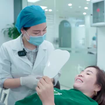 Sau khi ướm thử răng sứ lên cung hàm, bác sĩ sẽ cho khách hàng ngắm trước một lượt, nếu khách hàng cảm thấy ưng mới tiến hành lắp cố định.