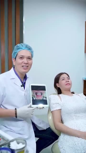 THẠC SĨ, BÁC SĨ NGUYỄN THẠC HẢI CỦA NHA KHOA GIA ĐÌNH PHÂN TÍCH TÌNH TRẠNG RĂNG CHO CHỊ KHÁCH ĐẾN TỪ HÀ NAM