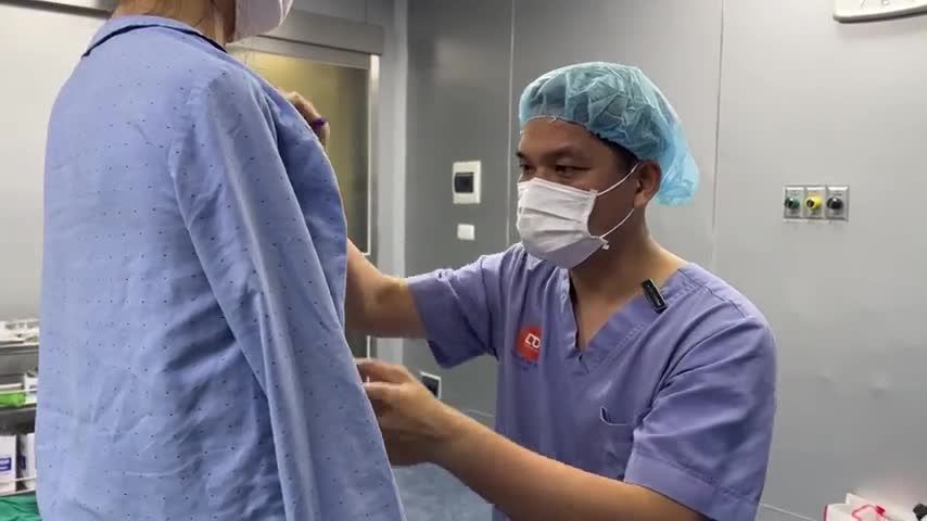 Bác sĩ Điền đo vẽ, thiết kế ngực cho khách hàng trước khi phẫu thuật.