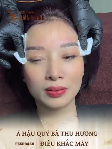 Bay từ Sài Gòn ra Hà Nội để làm đẹp, đây là lần thứ 2 nàng á hậu lựa chọn tạo hình chân mày tại Xuân Hương. Nếu như lần trước nàng ấy thích phun mày sắc nét thì lần này lại lựa chọn điêu khắc để có cặp chân mày tự nhiên thần thái.