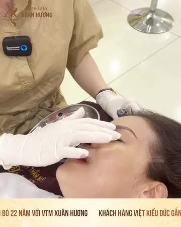 Chị bảo rằng mỗi lần về Việt Nam đều ghé qua để làm đẹp vì rất ưng chất lượng dịch vụ, và lần này đã tranh thủ thời gian để nâng cung mày kết hợp phun thêu cho gương mặt thêm trẻ trung, loại bỏ tình trạng da chùng lão hóa.