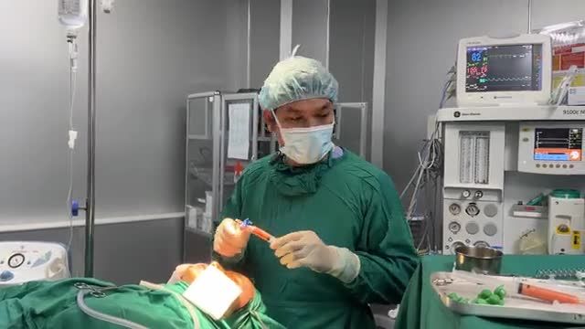 Khách hàng gặp tình trạng má hóp, mặt xương gầy, nhìn già nua, kém sắc.