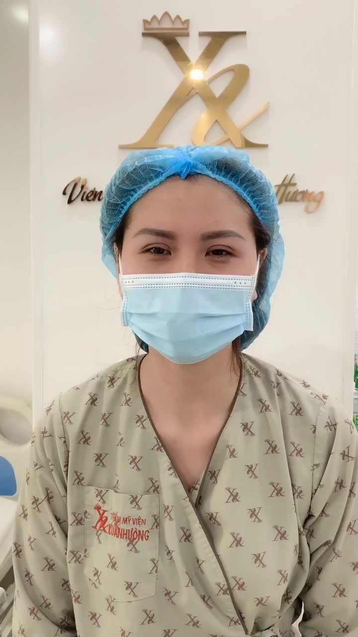 Khách hàng đang thực hiện cấy mỡ toàn mặt, đặc biệt làm đầy má hóp, thái dương và cằm.