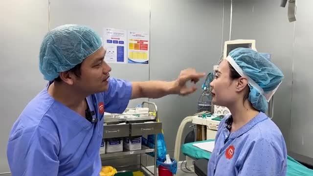 Bác sĩ Điền thực hiện thiết kế các điểm cấy mỡ trên gương mặt chị Oanh. Mời cả nhà vào phòng phẫu thuật, gặp bác sĩ Lê Hữu Điền và chị Kim Oanh nhé.