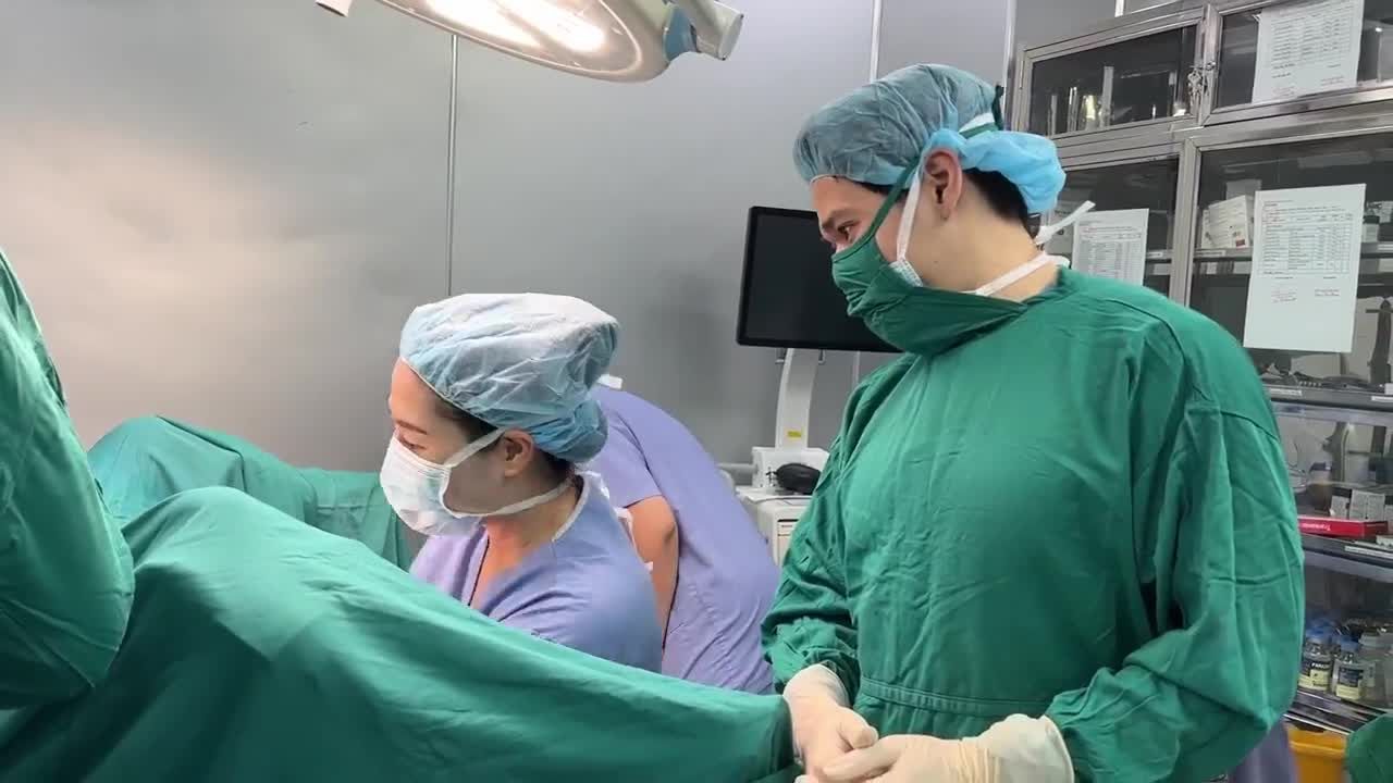 KHÁCH HÀNG THỰC HIỆN COMBO: THU ỐNG ÂM ĐẠO + THU NHỎ MÔI BÉ TRỰC TIẾP BÁC SĨ NGUYỄN HỒNG VÂN THĂM KHÁM VÀ THỰC HIỆN DỊCH VỤ.