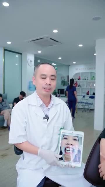 BÁC SĨ NGUYỄN VIỆT TUYẾN PHÂN TÍCH TÌNH TRẠNG RĂNG TRƯỚC SAU CỦA CHỊ KHÁCH VỪA LÀM 18 RĂNG SỨ CAO CẤP