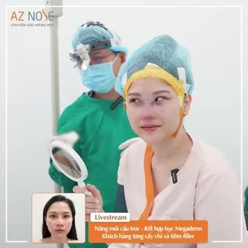 Khách hàng 9X cùng người nhà xem dáng mũi trước khi đóng vết khâu