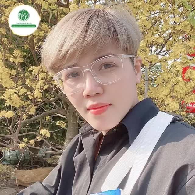 Nụ cười em luôn trên khóe môi...Vì nay em đã xinh đẹp hơn rồi...
