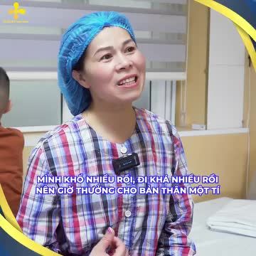 “Chị từ Anh về. Vừa xuống đến sân bay là chị và chị gái qua đây liền, hành lý đang để ngoài kia, còn chưa về nhà” - Chị Nguyễn Thị Mến chia sẻ.