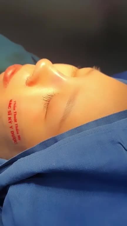 Chỉ với một thay đổi nhỏ trên khuôn mặt khiến chị khách thay đổi rõ rệt, xinh đẹp và nổi bật hơn.
