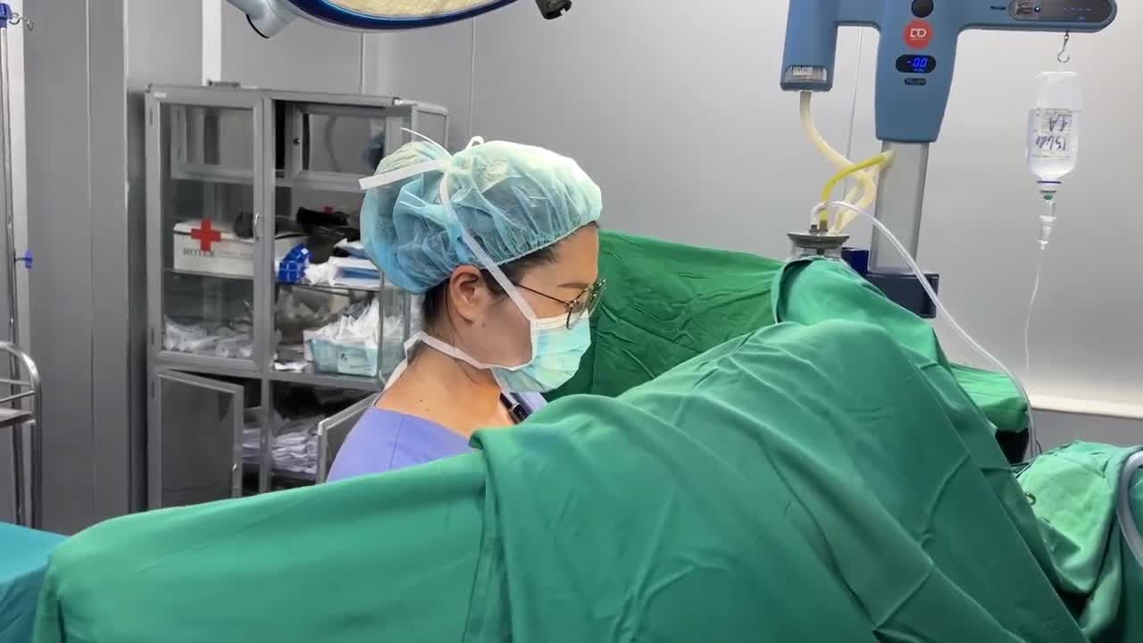 BÁC SĨ HỒNG VÂN THỰC HIỆN DỊCH VỤ TÂN TRANG "CÔ BÉ" CHO CHỊ KHÁCH HÀNG ĐẾN TỪ HÀ GIANG.
