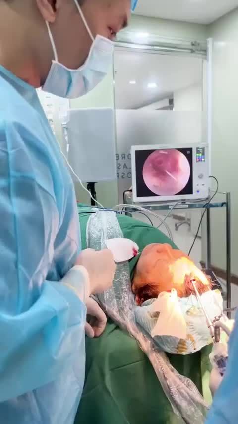 Cận cảnh Bác sĩ Tú Dung TREO CHÂN MÀY NỘI SOI 4X + MIDFACE 3 IN 1 giúp Quý bà U70 TRẺ 10 TUỔI Ngay Tức Thì