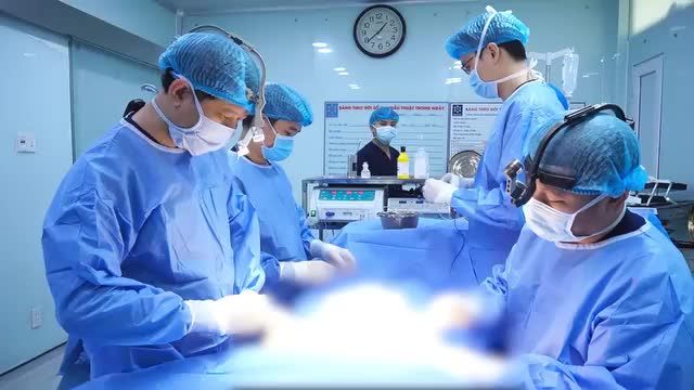 Phì đại tuyến vú là tình trạng vòng 1 to bất thường do các sợi mô tuyến phát triển vượt mức thông thường. Đa phần các khối u sợi này khá lành tính nhưng lại làm mất cân đối vóc dáng, ảnh hưởng đến tính thẩm mỹ.