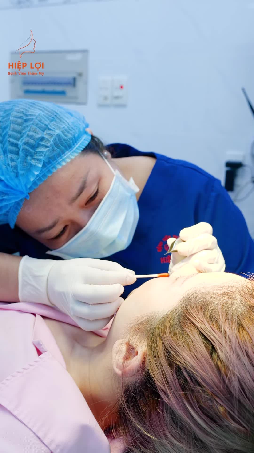 Sau phẫu thuật thẩm mỹ, cắt chỉ là một trong những bước quan trọng để hoàn thành một ca làm đẹp thành công.